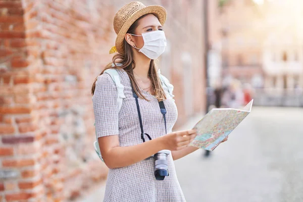 Female tourist wearing a mask sightseeing Gdansk Poland in summer — Stock Photo, Image