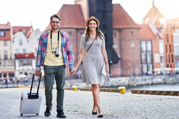 Felnőtt boldog turisták városnézés Gdansk Lengyelország nyáron — Stock Fotó