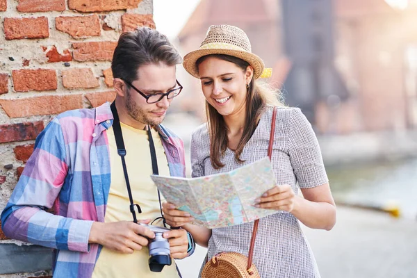 Turistas adultos felizes visitando Gdansk Polônia no verão — Fotografia de Stock