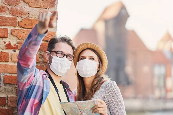 Turistas adultos em máscaras passeios Gdansk Polônia — Fotografia de Stock