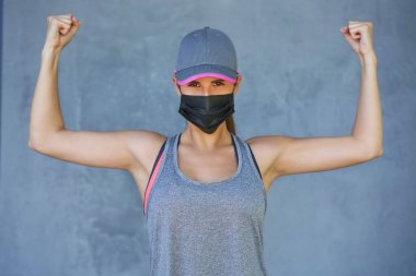 Koronavirüs salgını sırasında koruyucu maske kullanan kadın koşucu
