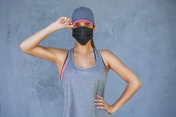 Koronavirüs salgını sırasında koruyucu maske kullanan kadın koşucu — Stok fotoğraf
