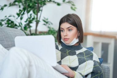 Evde online ders alan genç bir kız.