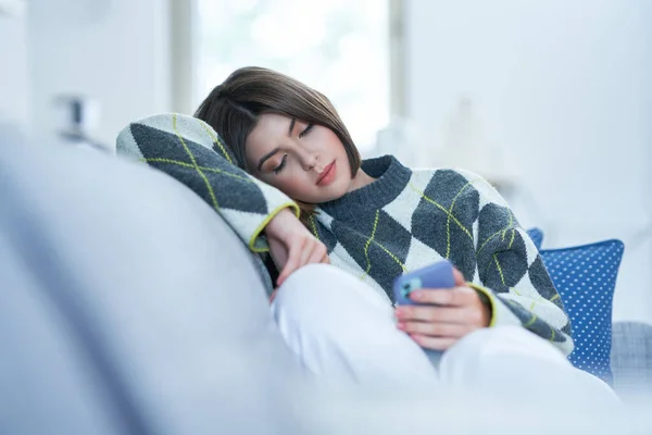 Adolescente chica mensajes de texto en casa —  Fotos de Stock