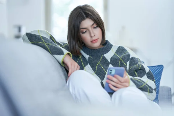 Adolescente chica mensajes de texto en casa — Foto de Stock