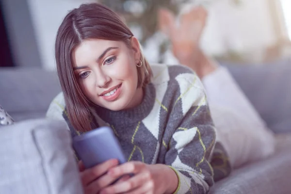 Adolescente chica mensajes de texto en casa — Foto de Stock