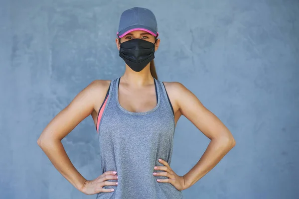 Koronavirüs salgını sırasında koruyucu maske kullanan kadın koşucu — Stok fotoğraf