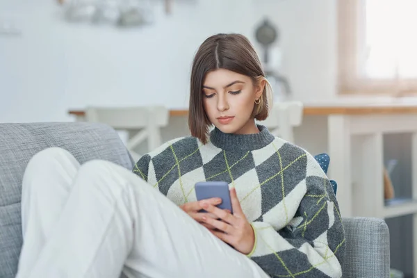 Teenager mädchen texting bei zuhause — Stockfoto