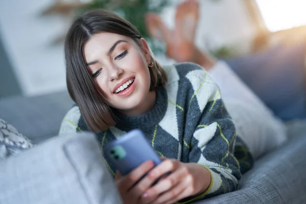 Teenager mädchen texting bei zuhause — Stockfoto