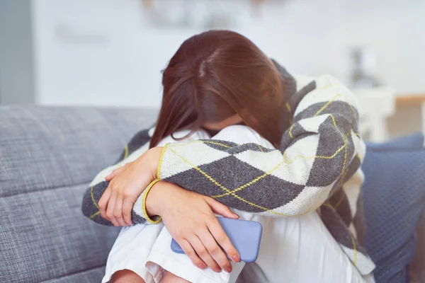 Teenage ragazza sms a casa — Foto Stock