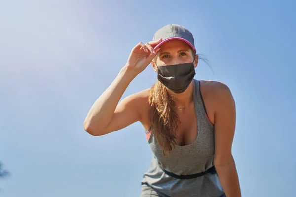 Corridore donna in maschera in campagna — Foto Stock