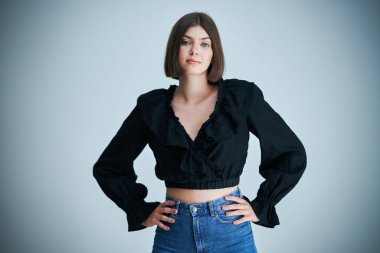 Parlak arka planda poz veren güzel genç