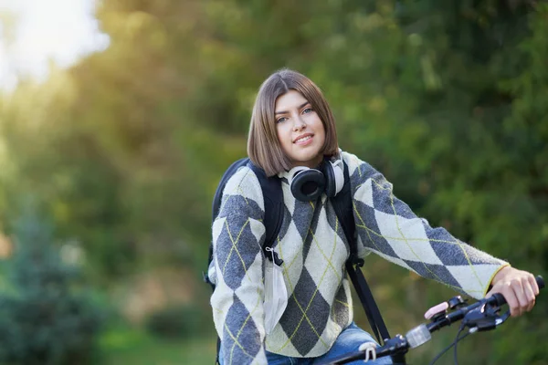 Gelukkig jong positief student gaat naar school met de fiets — Stockfoto