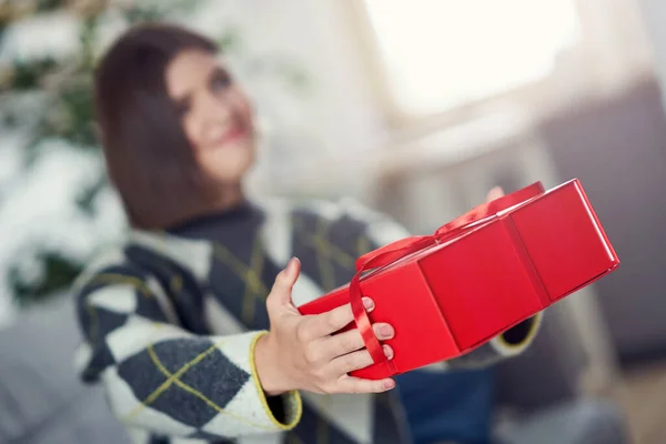 Bild zeigt Frau mit Geschenk zu Hause — Stockfoto