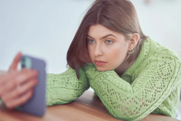 Adolescente chica mensajes de texto en casa — Foto de Stock