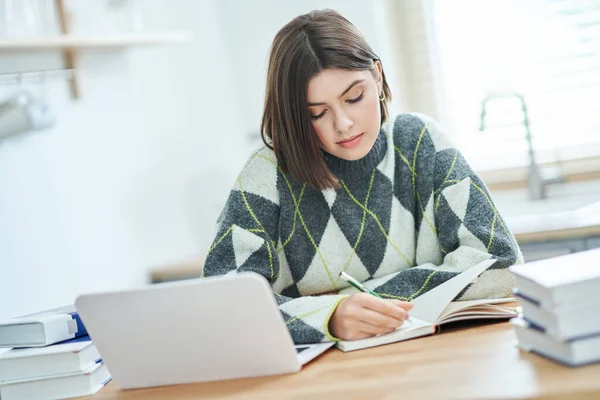 Tiener meisje met online lessen thuis — Stockfoto