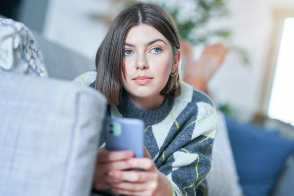 Teenage girl texting at home — Stock Photo, Image