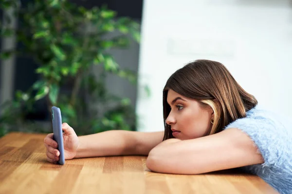 Adolescente chica mensajes de texto en casa — Foto de Stock