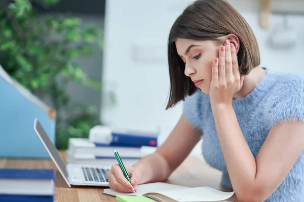 Adolescente menina ter aulas on-line em casa — Fotografia de Stock