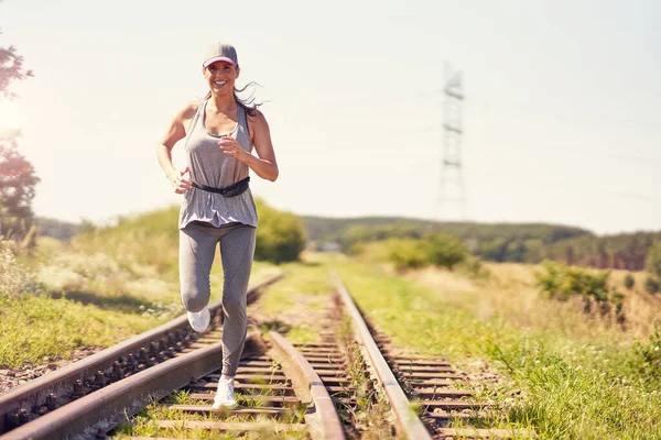 Kırsalda koşan kadın koşucu