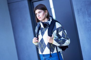 Mutlu genç pozitif öğrenci üniversiteye gidiyor.