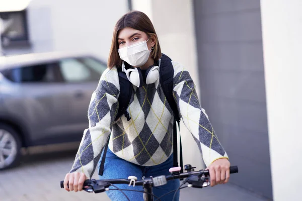 Teenager going to school by boke with a mask on — Stock Photo, Image