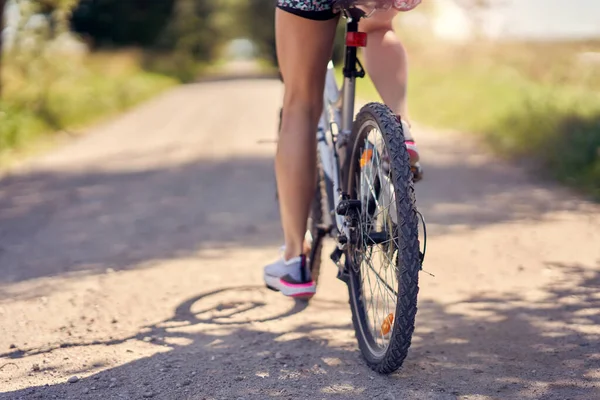 Mittelteil einer Frau auf dem Fahrrad — Stockfoto