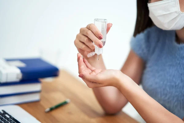 Kvinnors händer med hjälp av handrengöringsmedel gel — Stockfoto