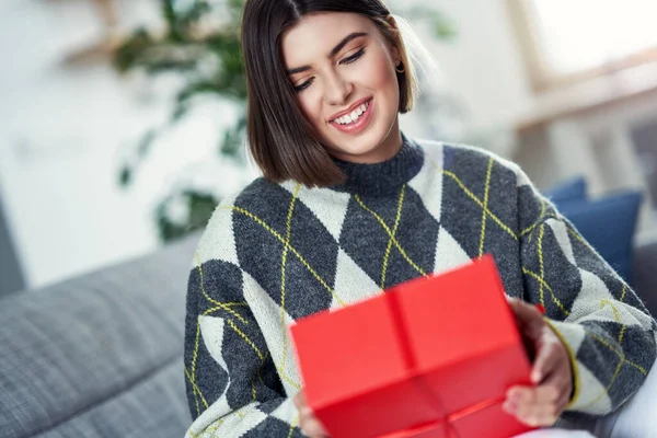 Bild zeigt Frau mit Geschenk zu Hause — Stockfoto