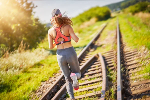 Běžkyně běhá po venkově — Stock fotografie