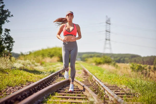Vrouwelijke jogger op het platteland — Stockfoto