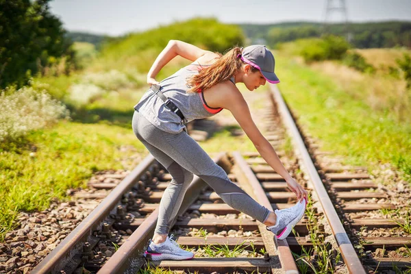 Vrouwelijke jogger op het platteland — Stockfoto