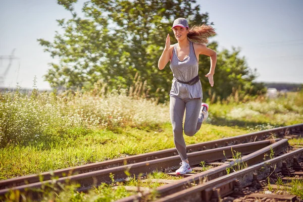 Vrouwelijke jogger op het platteland — Stockfoto