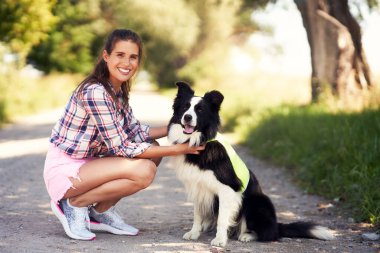 Boş vakitlerinde evcil hayvanıyla gezen mutlu bir kadının portresi.