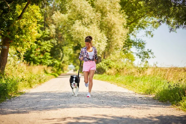 Ritratto di donna felice che passeggia con il suo animale domestico a suo piacimento — Foto Stock