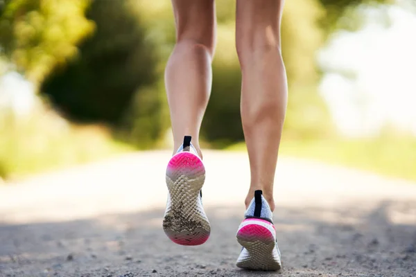 Beneden deel van de vrouwelijke hardloper joggen op het platteland — Stockfoto