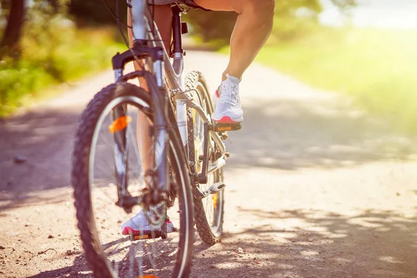 Środek kobiety na rowerze — Zdjęcie stockowe