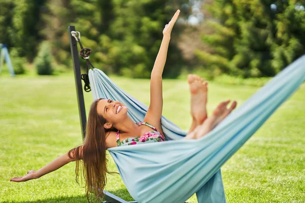 Schöne Frau Relaxen in der Hängematte — Stockfoto