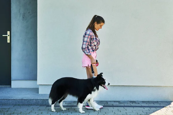 Porträt einer glücklichen Hündin, die ihren Hund in Ruhe ausführt — Stockfoto