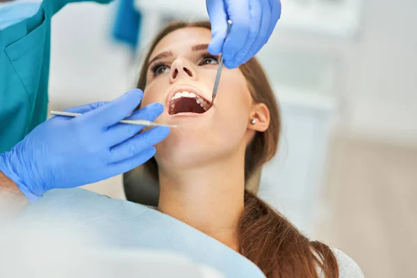 Homem dentista e mulher no consultório odontológico — Fotografia de Stock