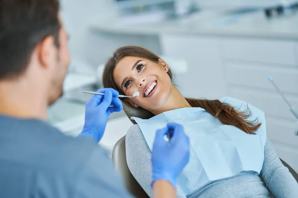 Dentista y mujer en el consultorio del dentista — Foto de Stock