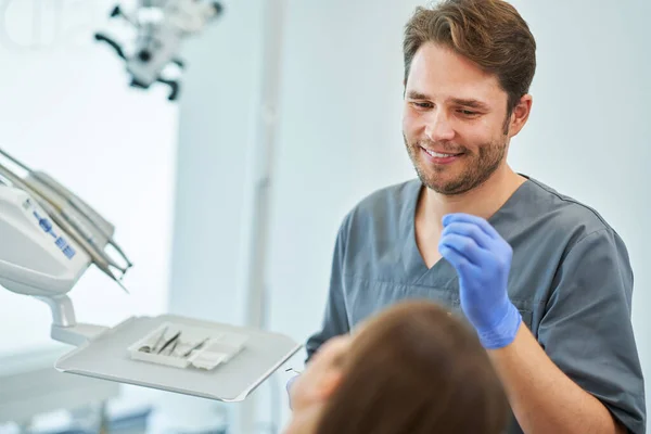 Homem dentista e mulher no consultório odontológico — Fotografia de Stock