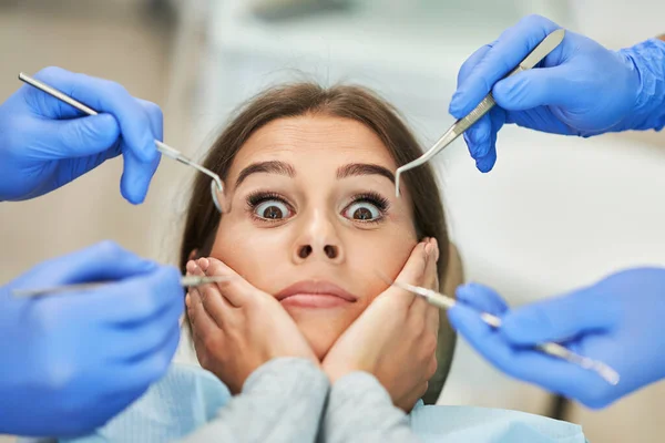 Homem dentista e mulher no consultório odontológico — Fotografia de Stock