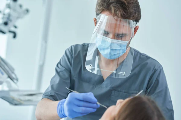 Male dentist and woman in dentist office — Stock Photo, Image