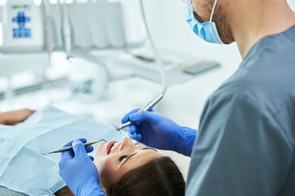 Zahnarzt und Frau in Zahnarztpraxis — Stockfoto