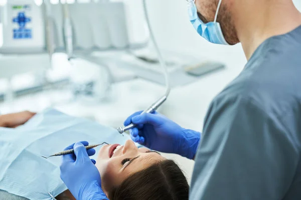 Male dentist and woman in dentist office — Stock Photo, Image