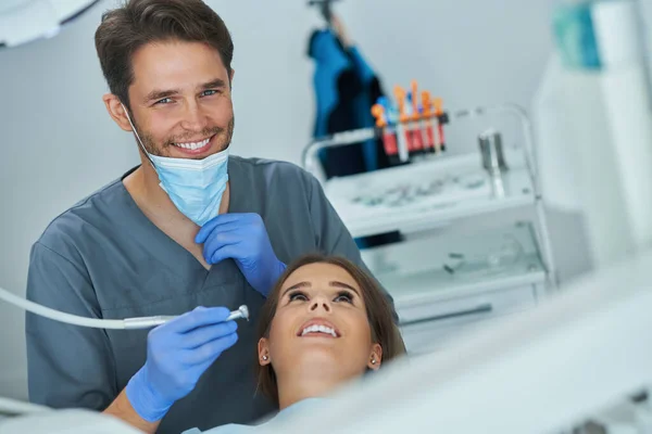 Male dentist and woman in dentist office — Stock Photo, Image