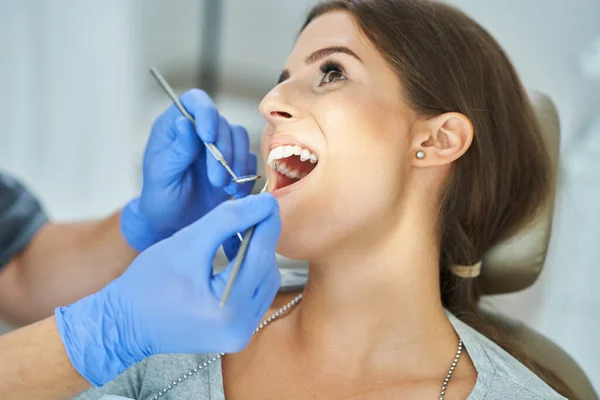 Mannelijke tandarts en vrouw in tandartspraktijk — Stockfoto