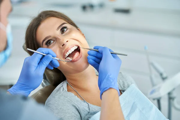 Homem dentista e mulher no consultório odontológico — Fotografia de Stock