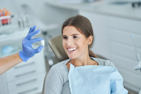 치과에서 일하는 남성 치과 의사와 여자 — 스톡 사진